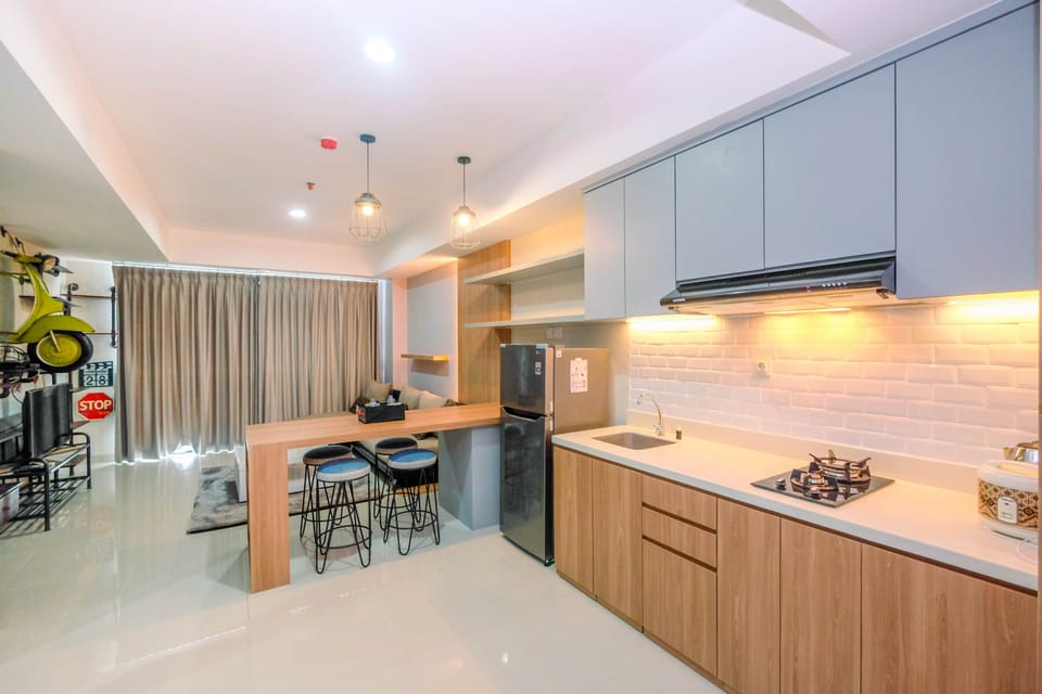 Room | Private kitchenette | Fridge, stovetop, cookware/dishes/utensils