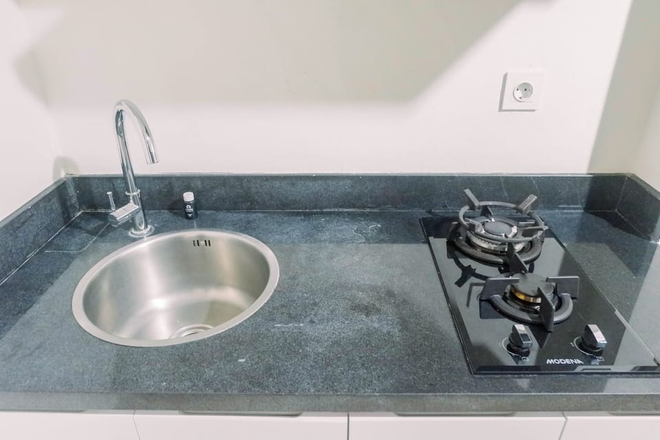 Room | Private kitchenette | Fridge, stovetop, cookware/dishes/utensils
