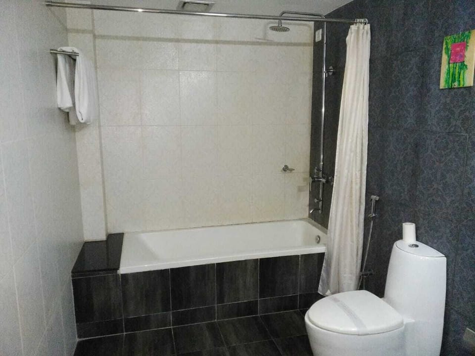 Rainfall showerhead, free toiletries, towels, soap