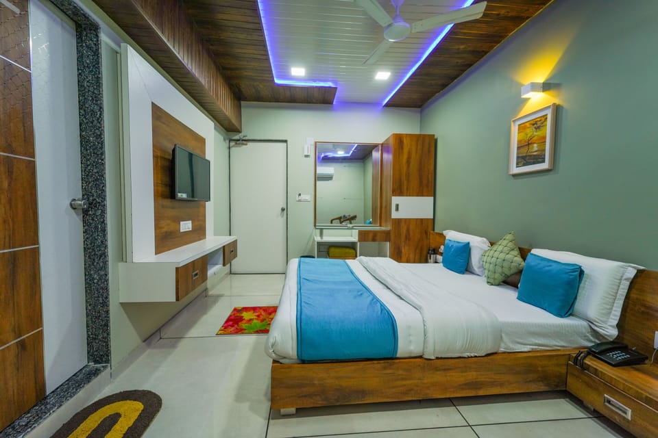 Deluxe AC Room | In-room safe, desk, soundproofing, free WiFi