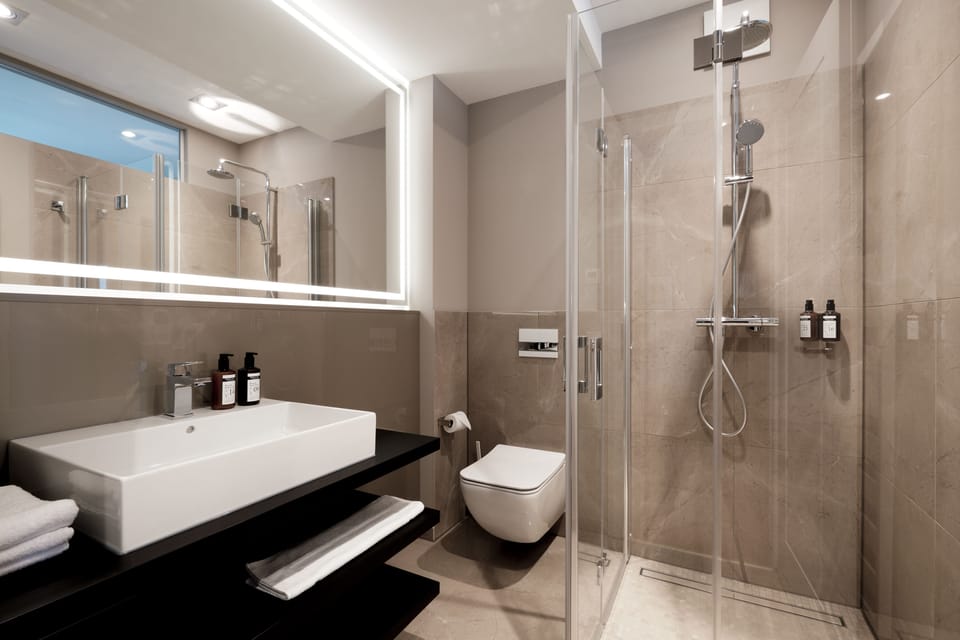 Superior Room | Bathroom | Deep soaking tub, rainfall showerhead, free toiletries, hair dryer