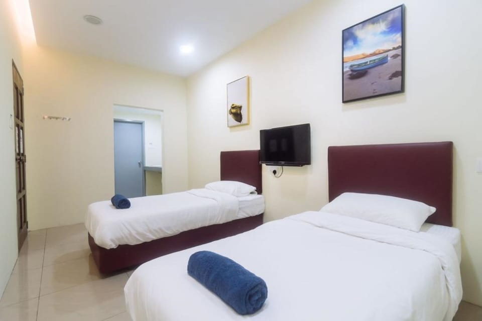 Standard Twin Room | Desk, WiFi (free), bed sheets
