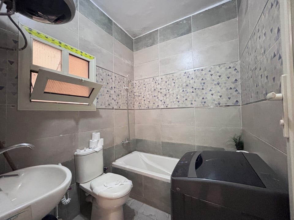 Combined shower/tub, towels