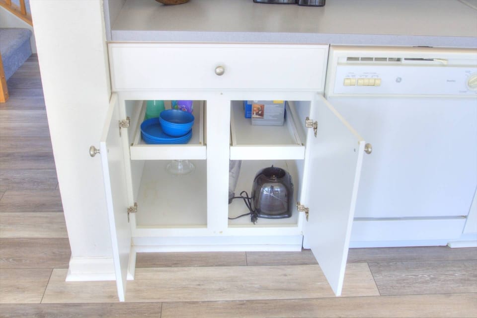 Fully equipped kitchen, including a blender.