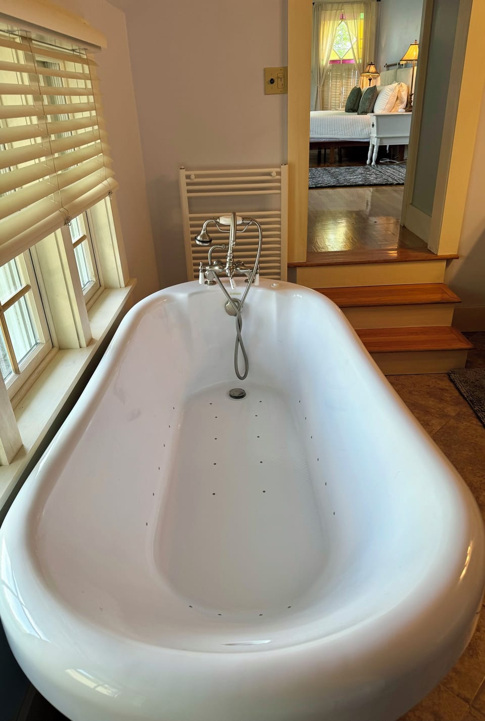 Jetted clawfoot bathtub