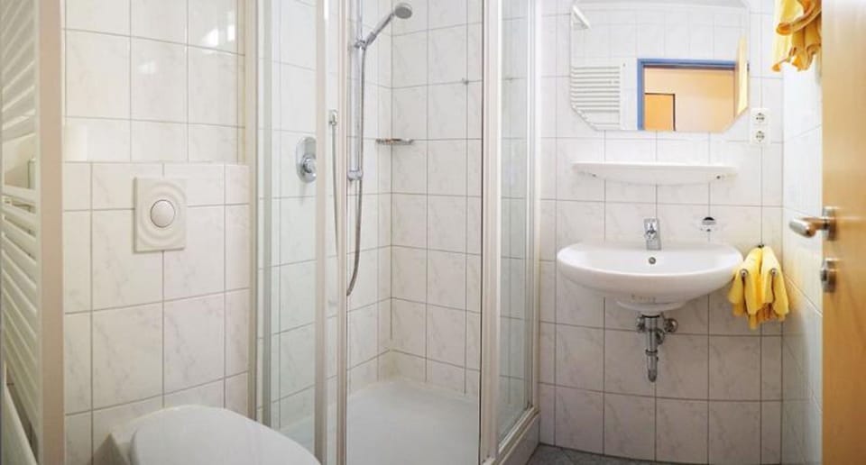 Double Room | Bathroom | Shower, towels