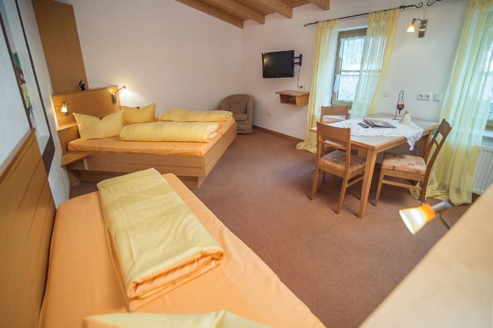 Comfort Triple Room | Desk, free WiFi, bed sheets