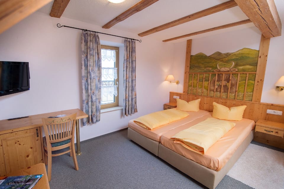 Comfort Triple Room | Desk, free WiFi, bed sheets