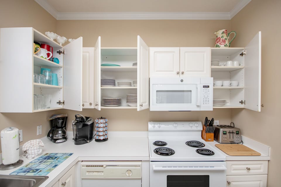 Condo, 2 Bedrooms | Private kitchen | Fridge, microwave, oven, dishwasher
