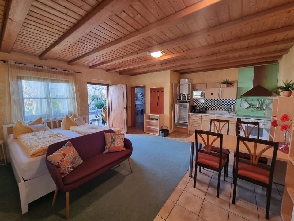 House, Patio | Living area | 20-inch TV with satellite channels