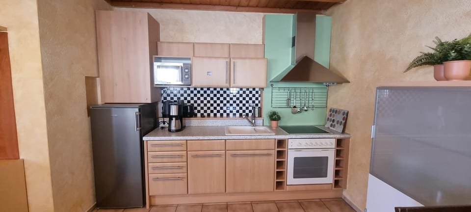 House, Patio | Private kitchen | Fridge, microwave, oven, stovetop