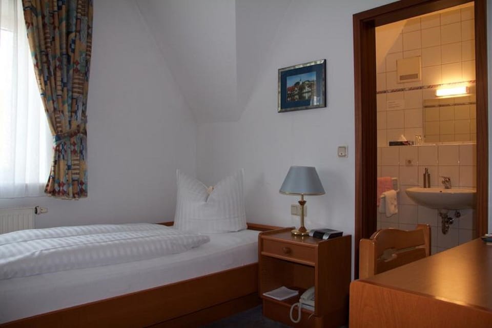Single Room | Desk, free WiFi