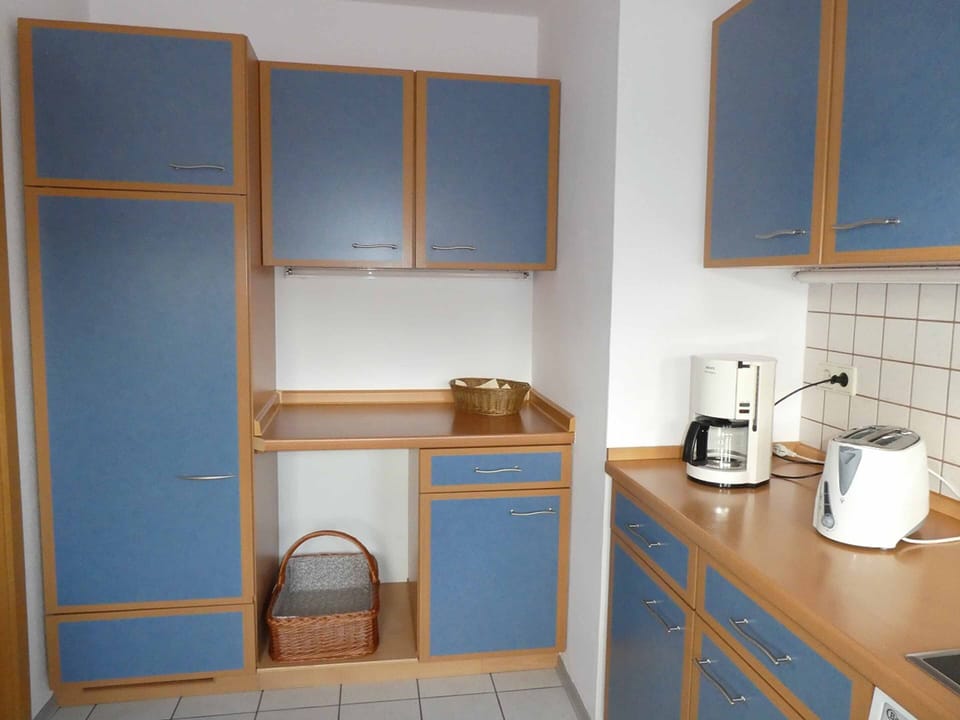 Apartment, 3 Bedrooms | Private kitchen | Full-size fridge, oven, dishwasher, toaster