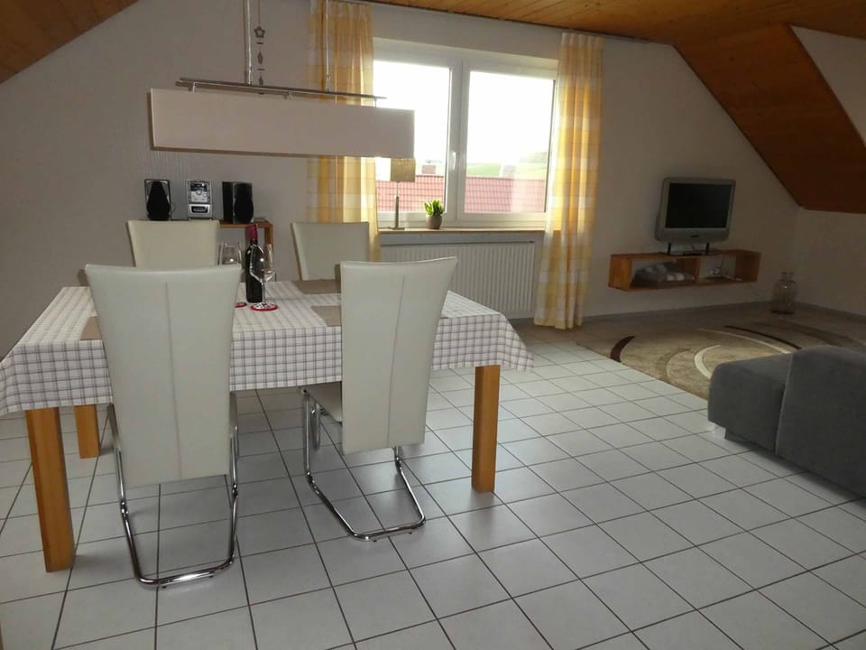Apartment, 3 Bedrooms | In-room dining