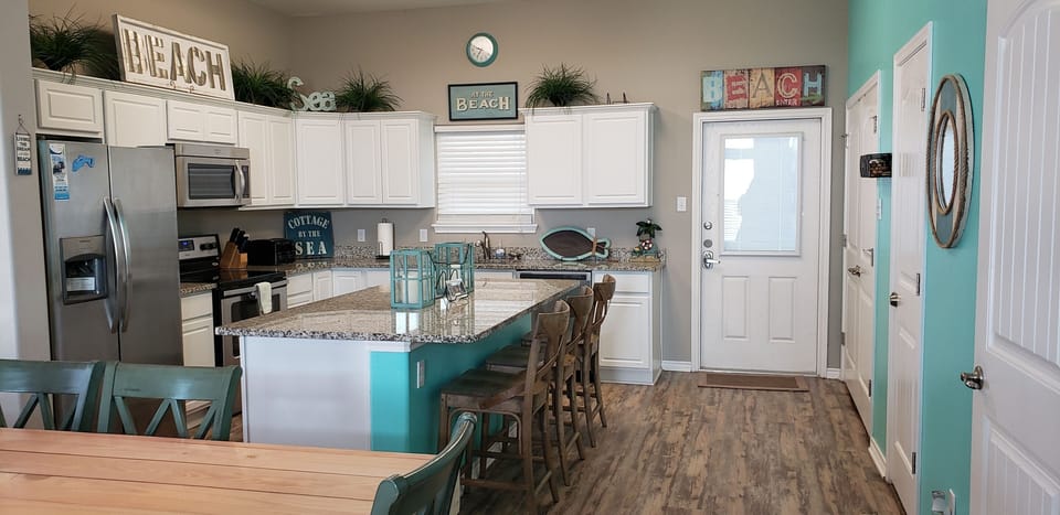Kitchen has everything needed for cooking and eating. 