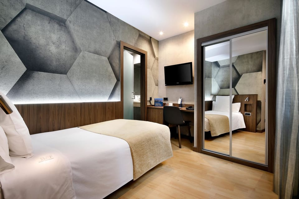 Single Room | Minibar, in-room safe, desk, laptop workspace