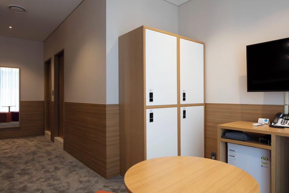 Private Family Bunk | Desk, laptop workspace, blackout drapes, free WiFi