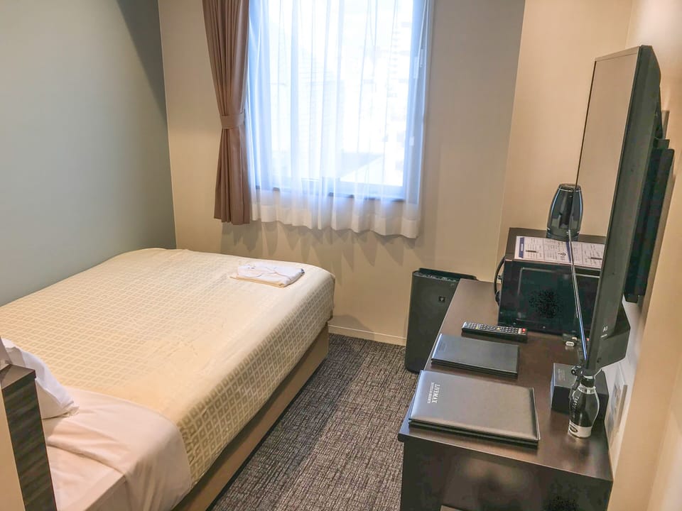 Combined shower/tub, deep soaking tub, free toiletries, hair dryer