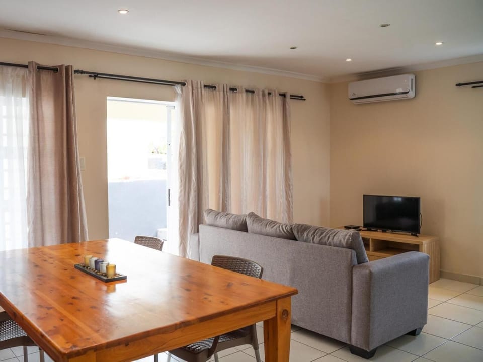 Family House | Living room | 32-inch Smart TV with satellite channels, TV, Netflix