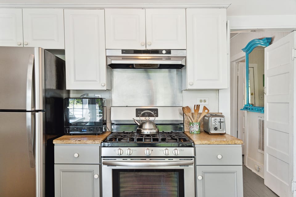 Fully equipped kitchen with gas range