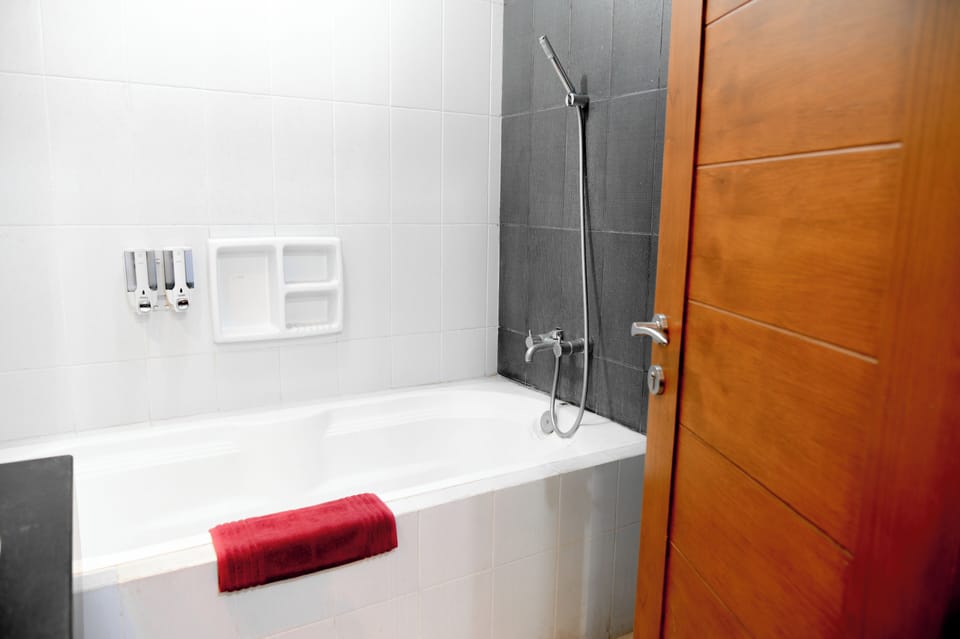 Suite Room | Premium bedding, in-room safe, desk, laptop workspace