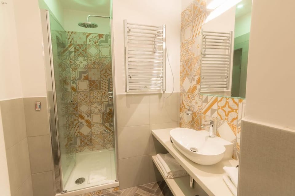 Deluxe Double Room (Borgognona) | Bathroom | Hair dryer, slippers, bidet, towels