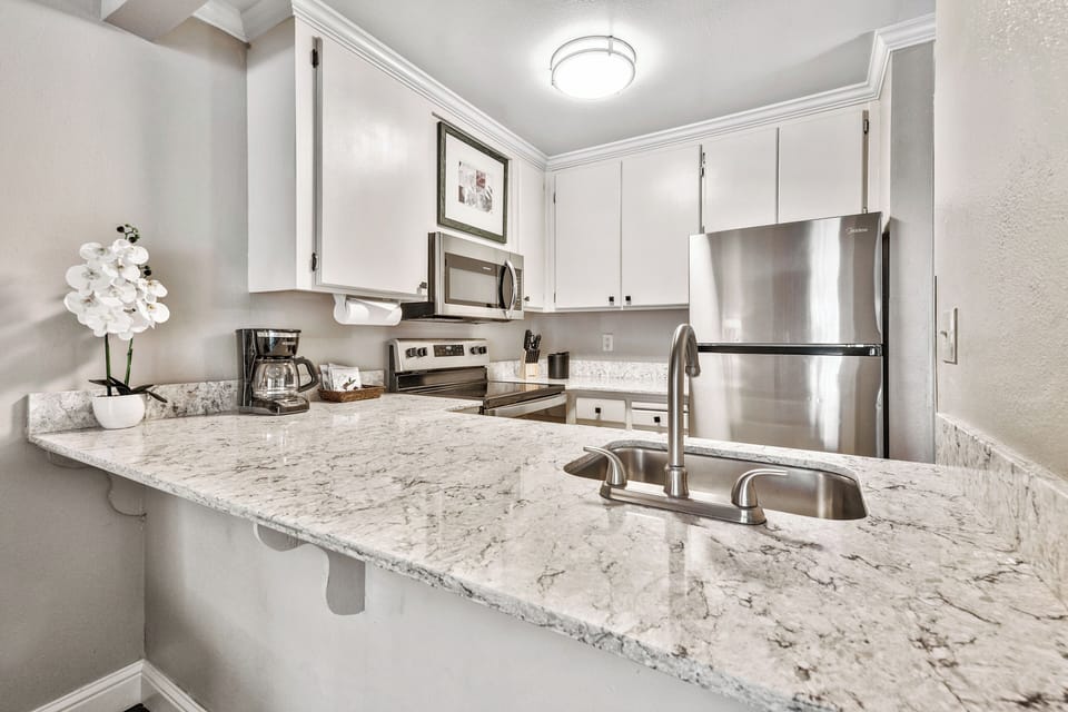 Deluxe Suite, 2 Bedrooms, Poolside | Private kitchen | Microwave, coffee/tea maker