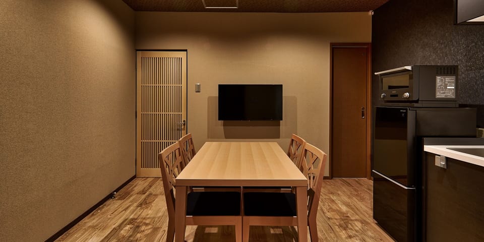 Private Vacation Home, Non Smoking | In-room dining