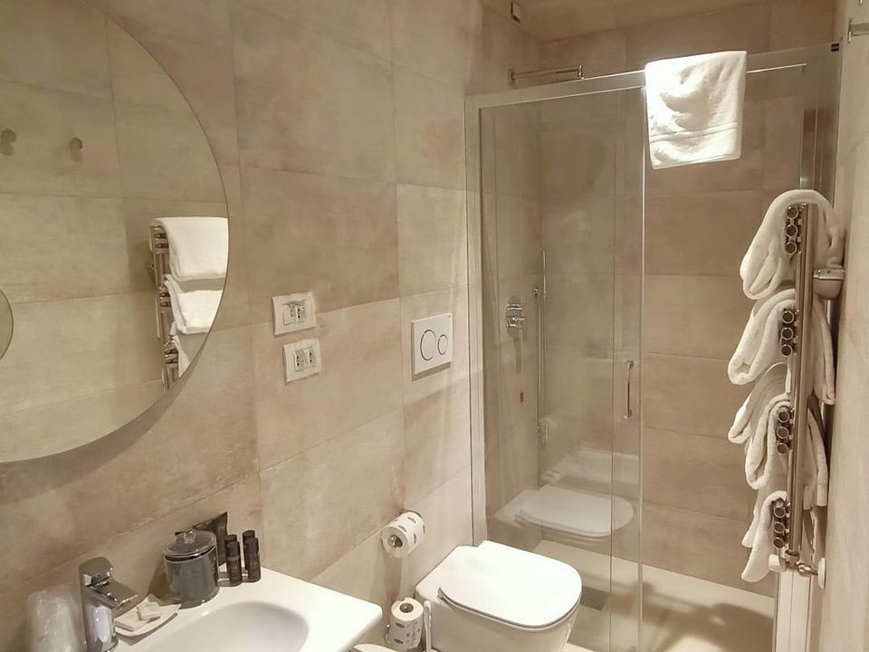 Comfort Double Room with Fresco Ceiling and City View | Bathroom | Combined shower/tub, designer toiletries, hair dryer, bathrobes