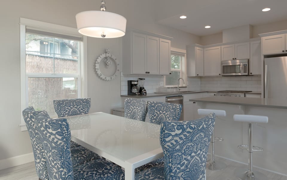 Dining seating for 4 and breakfast bar seating for 2.
