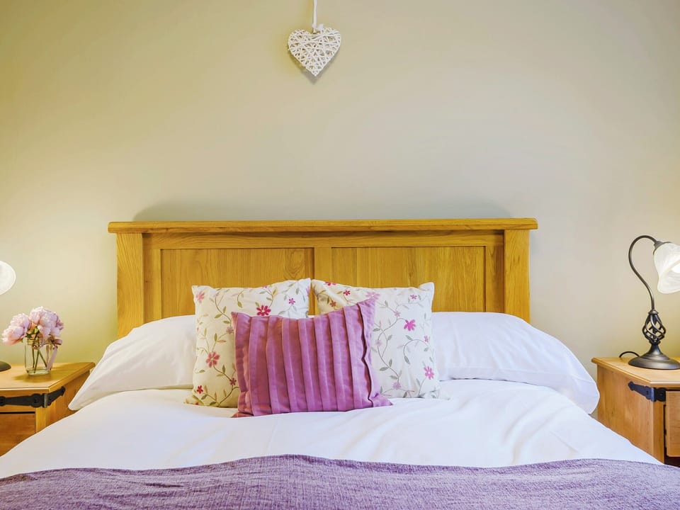 Double bedroom | Ysgubor - Rhyddallt Ganol Cottages, Caethro, near Caernarfon