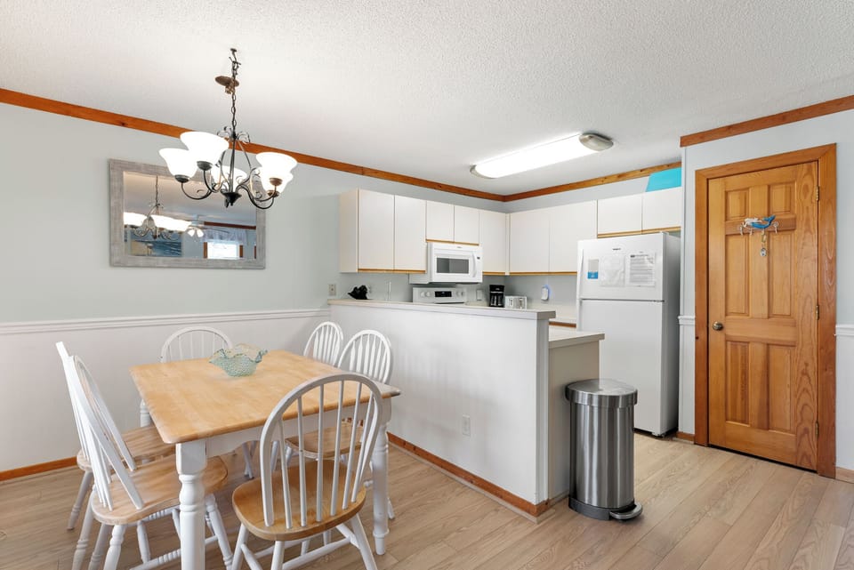 IS7A: Siren Song l Dining Area and Kitchen
