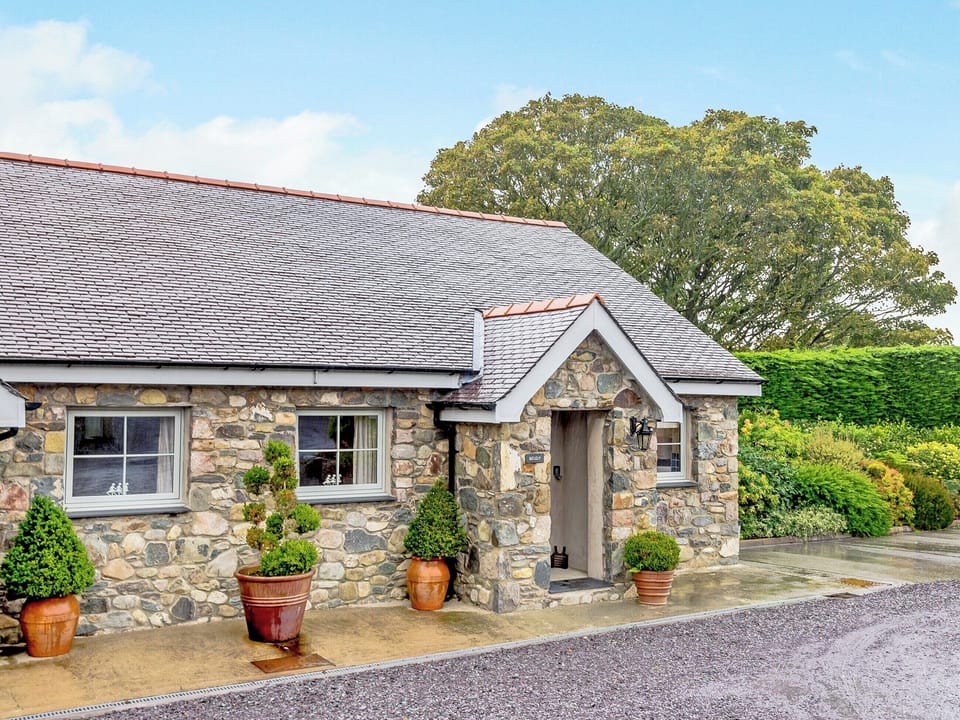 Exterior | Beudy - Rhyddallt Ganol Cottages, Caethro, near Caernarfon