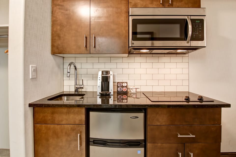Coffee/tea maker, mini-fridge, microwave