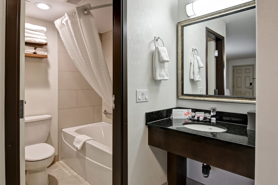 Combined shower/tub, free toiletries, towels