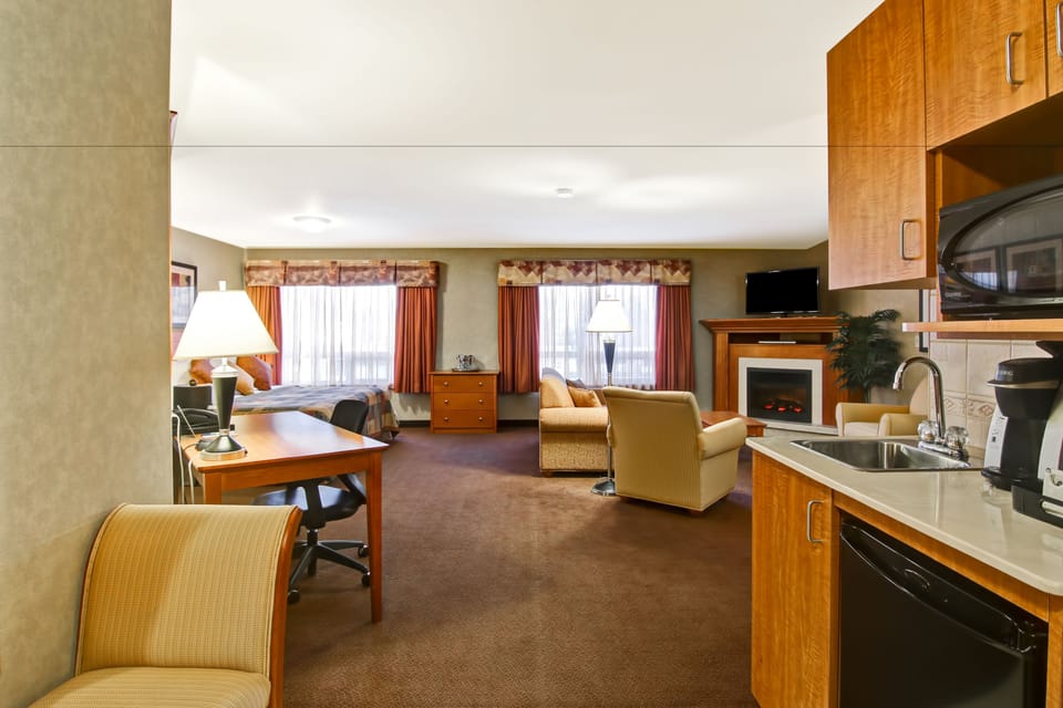 Premium bedding, desk, iron/ironing board, WiFi (free)