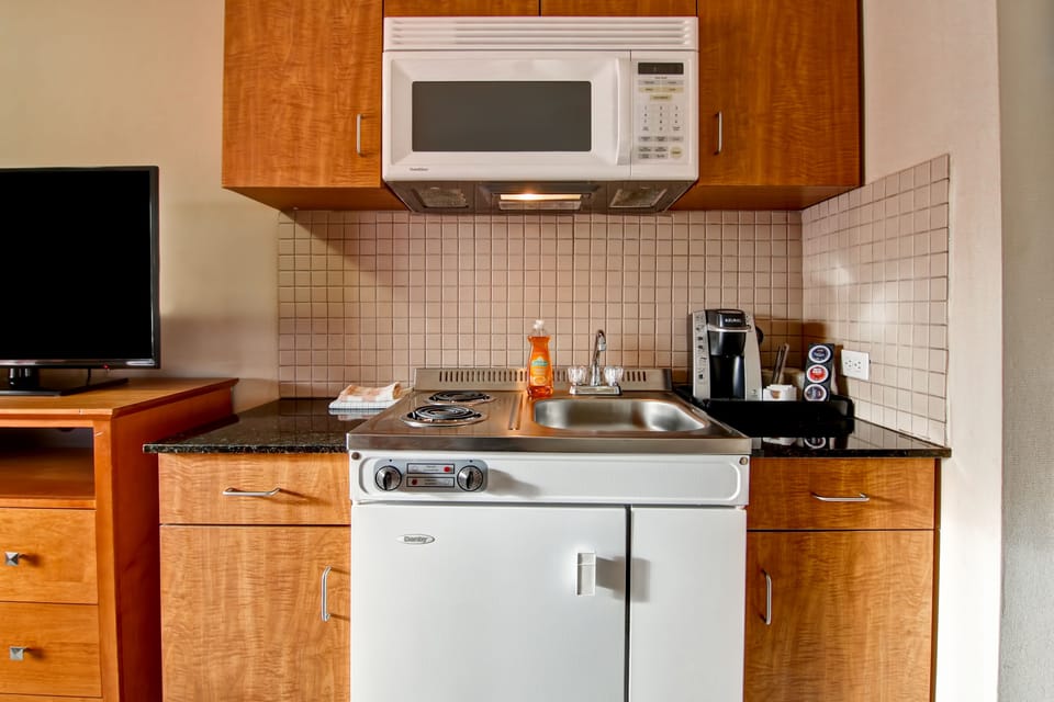 Standard Room, 1 Double Bed, Kitchenette (Exterior Access) | Private kitchen | Coffee/tea maker, fridge, microwave