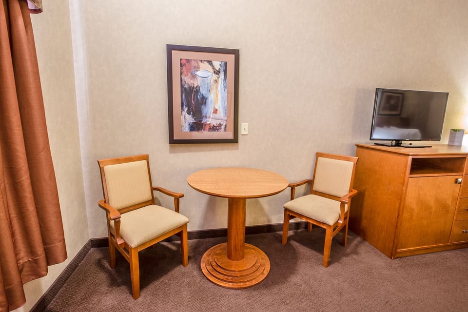 Premium bedding, desk, iron/ironing board, WiFi (free)