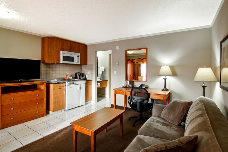 Standard Room, 1 Double Bed, Kitchenette (Exterior Access) | Premium bedding, desk, iron/ironing board, WiFi (free)