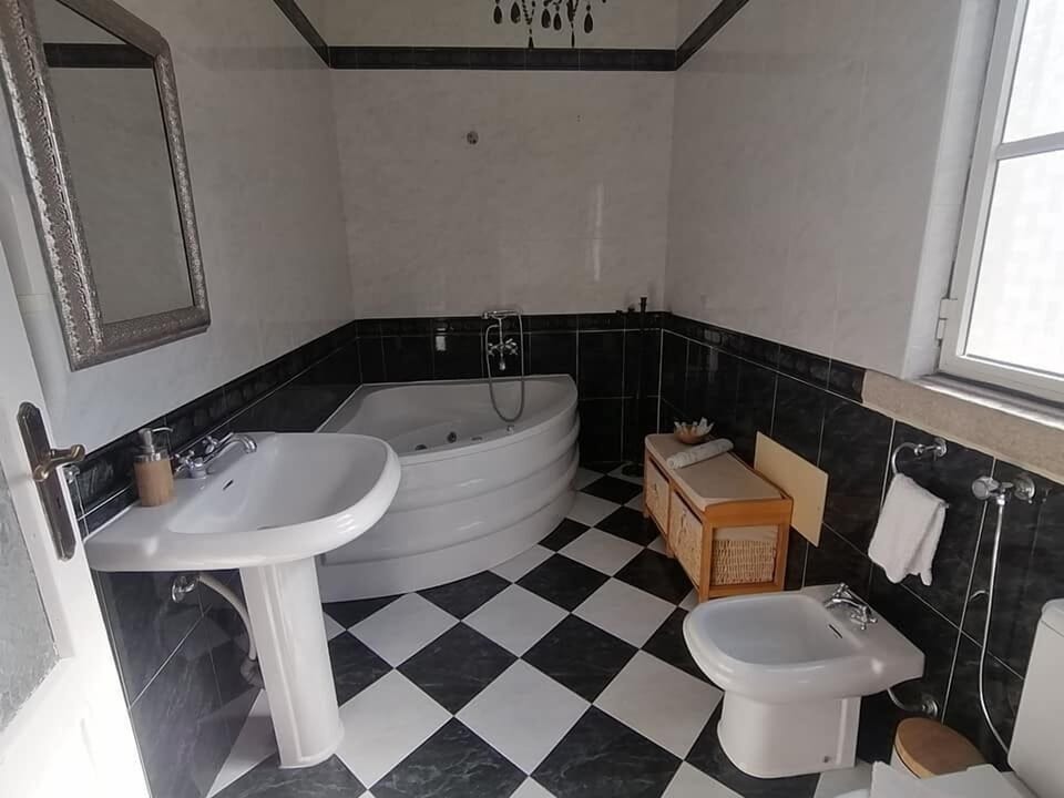 Family Room | Bathroom | Bathtub, jetted tub, free toiletries, hair dryer