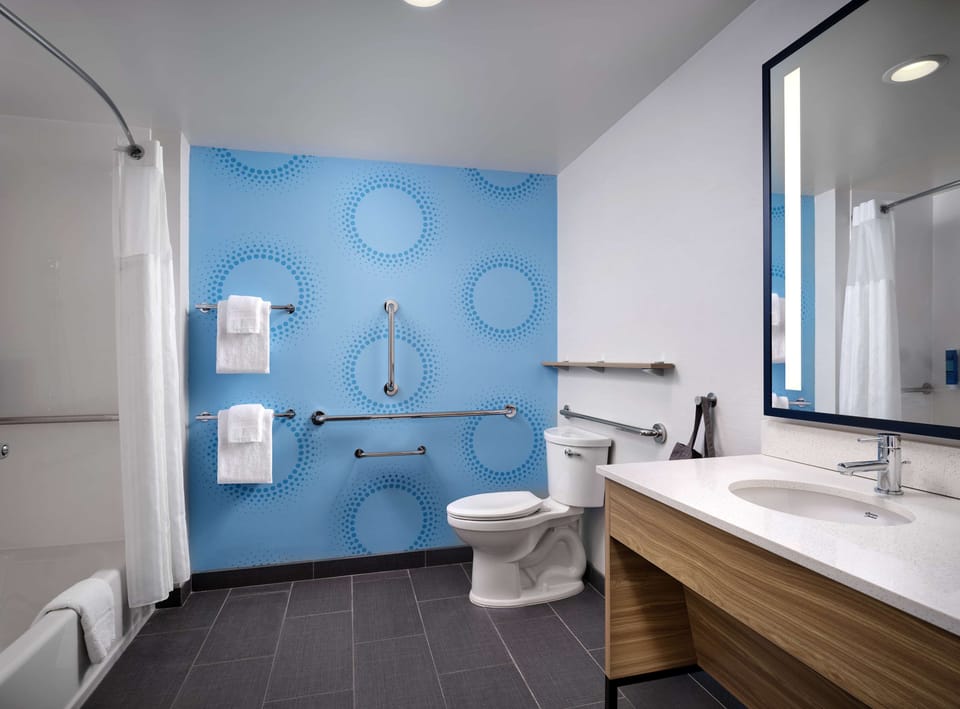Combined shower/tub, towels