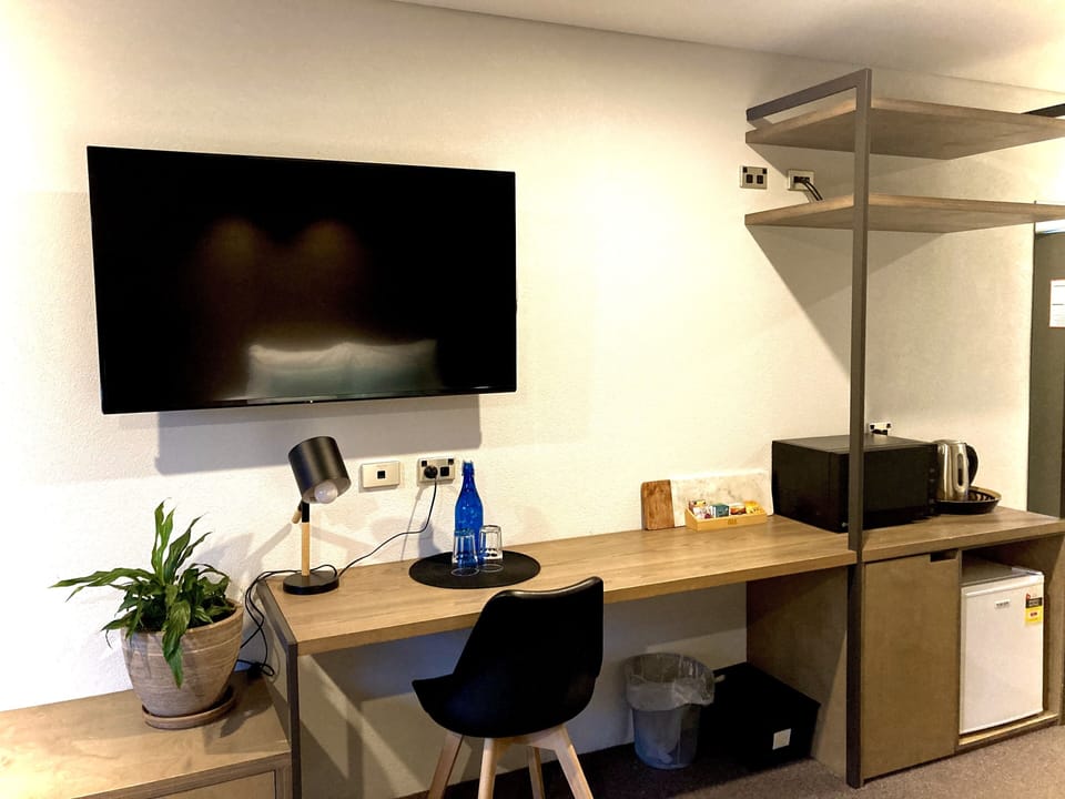 Deluxe Studio | Iron/ironing board, cribs/infant beds, free WiFi, bed sheets
