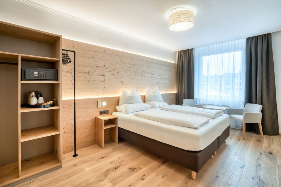 Hypo-allergenic bedding, in-room safe, desk, laptop workspace