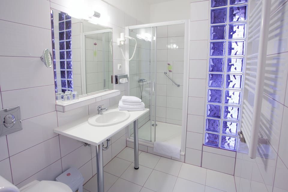 Superior Double Room | Bathroom | Shower, hair dryer, towels