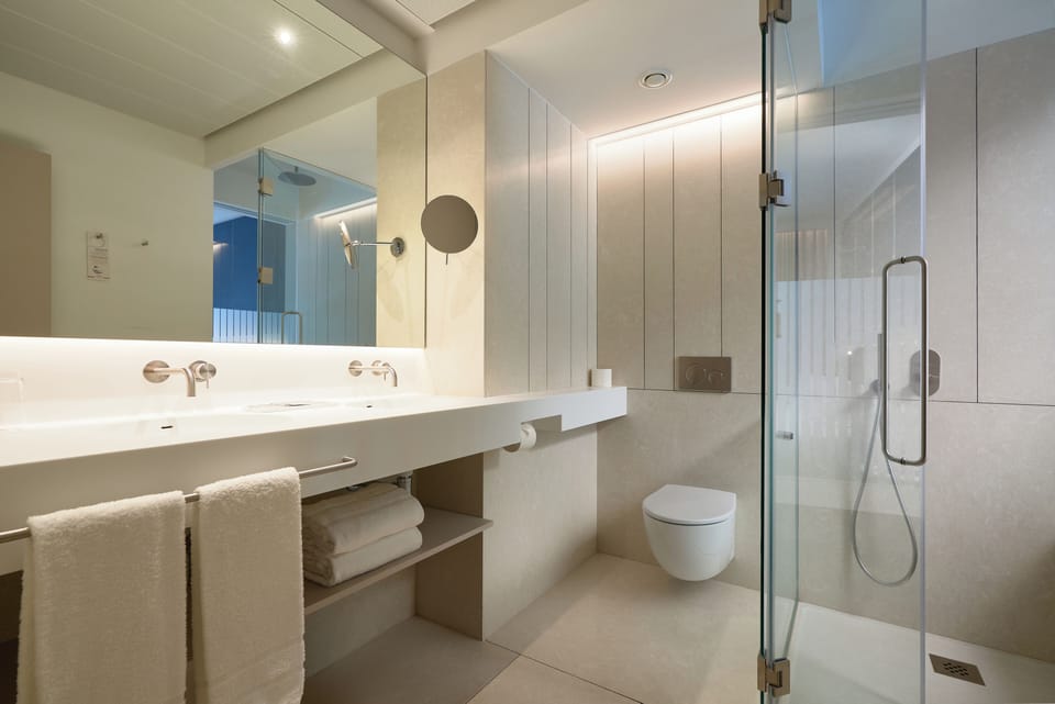 Deluxe Room, Balcony | Bathroom | Free toiletries, hair dryer, towels