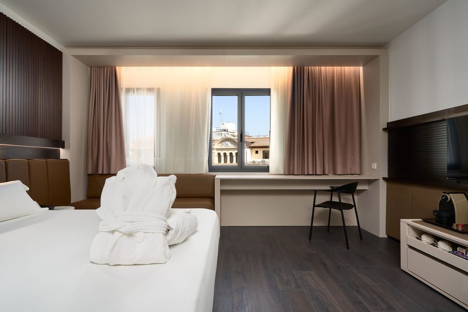 Premium Room | Minibar, in-room safe, desk, laptop workspace