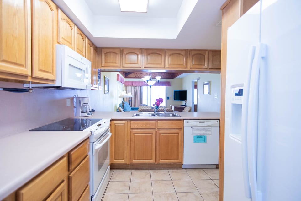 Full-size fridge, microwave, oven, stovetop