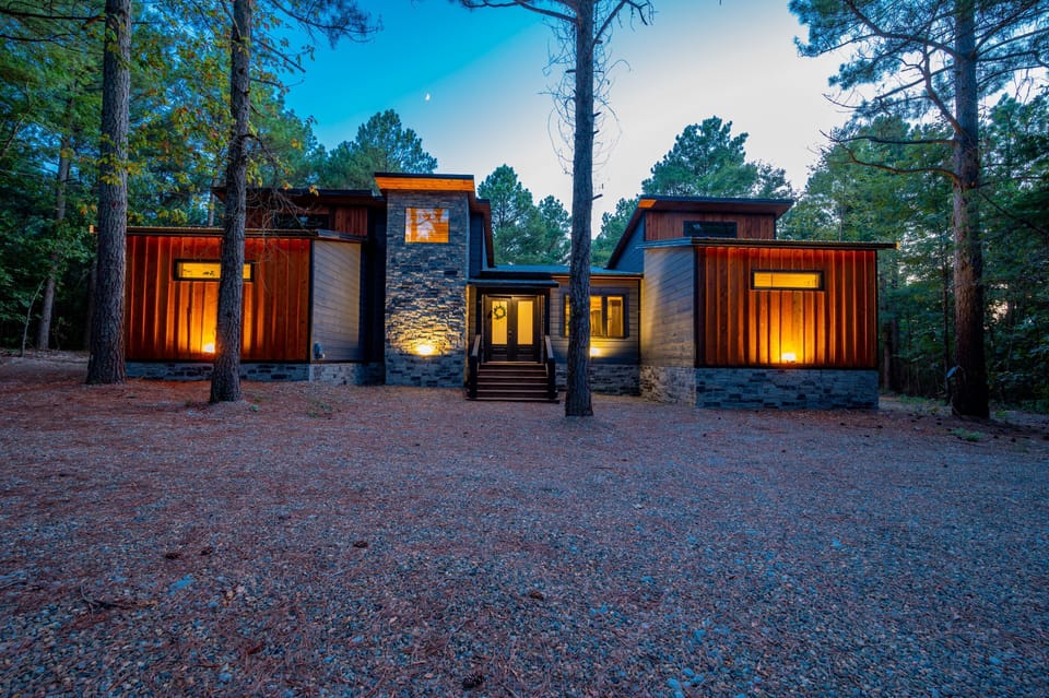 Call of the Wild is a stunning luxury cabin surrounded by the towering pines of Hochatown near Broken Bow Lake.