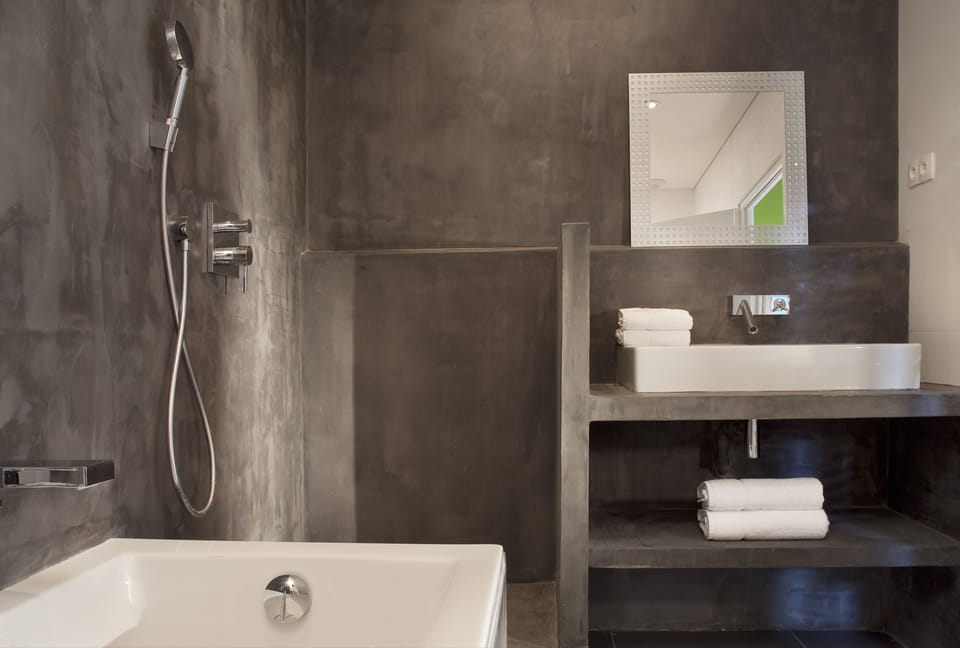 Comfort Suite | Bathroom | Separate tub and shower, free toiletries, hair dryer, towels