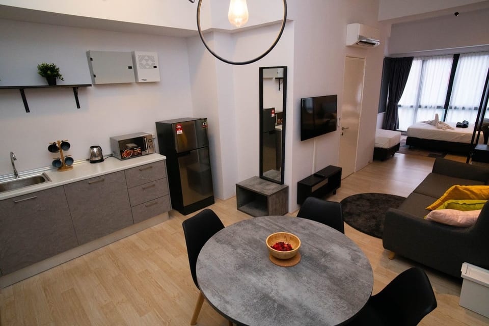 Deluxe Studio | Private kitchenette | Fridge, microwave, electric kettle